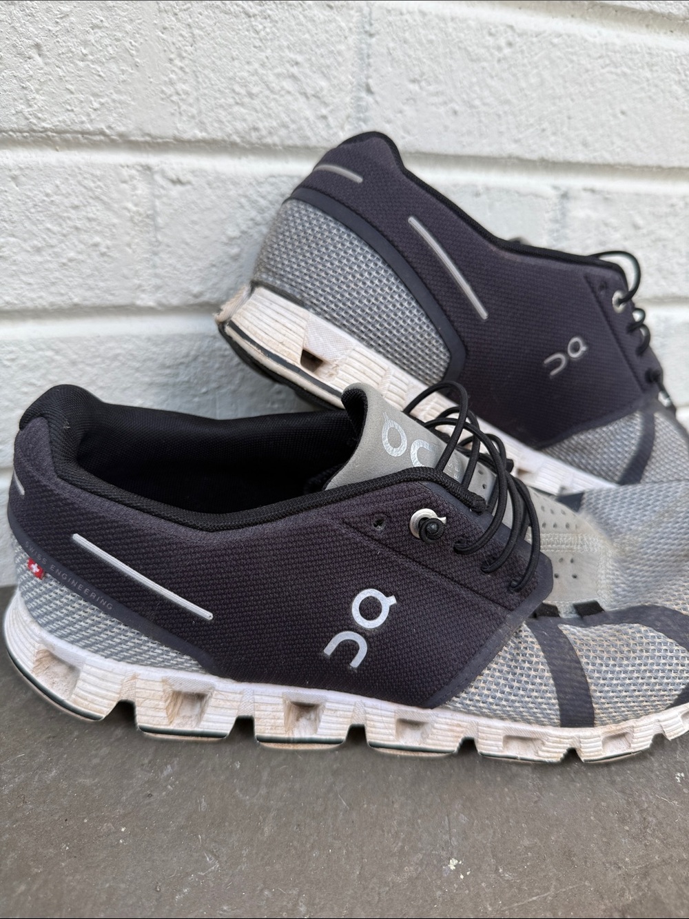 On Cloudswift Men's Athletic Shoes in Black and Gray